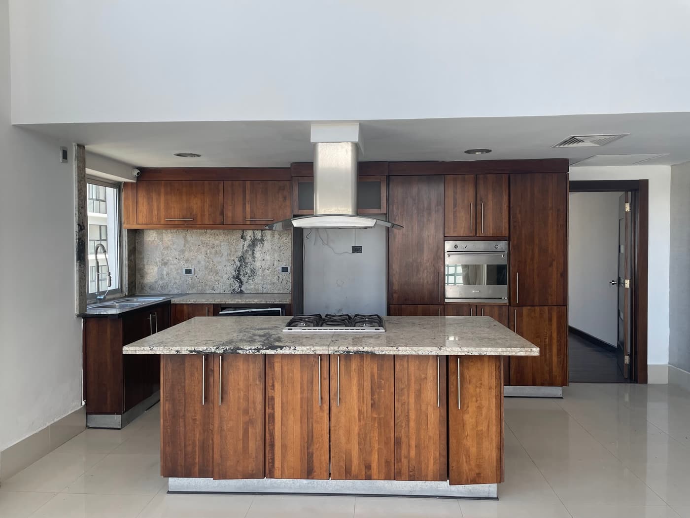 Cocina con isla de granito