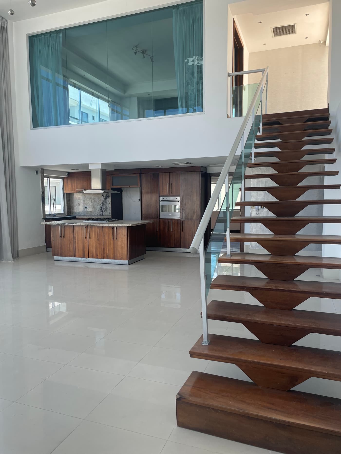 Sala de doble altura del penthouse