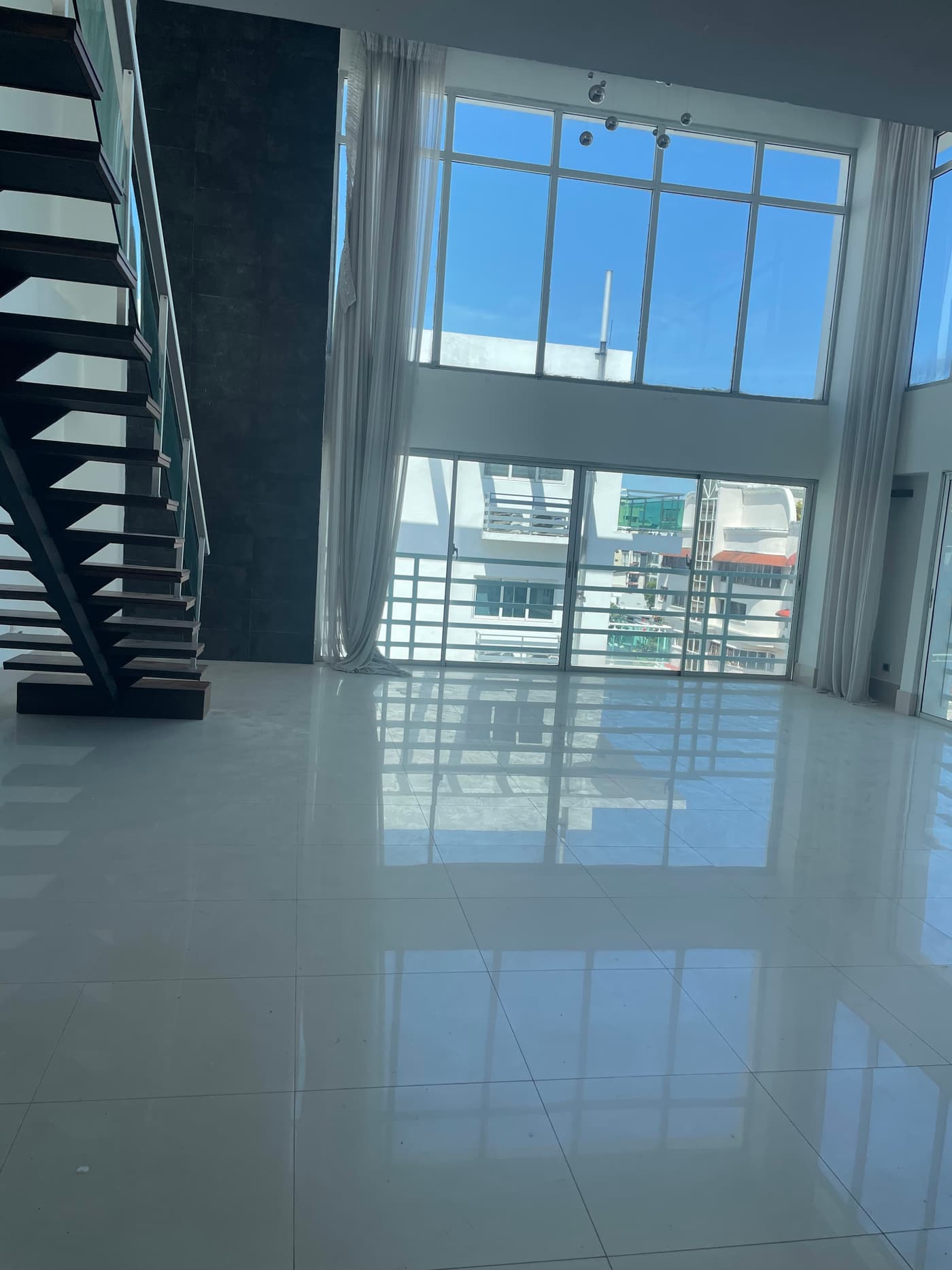 Sala de doble altura con escalera